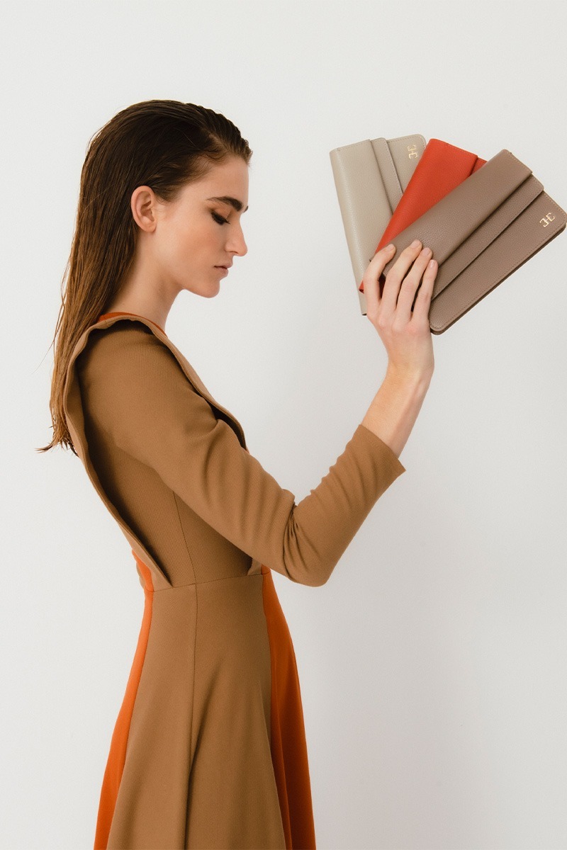 Drapé_Card_holder_rect_taupe_modelo