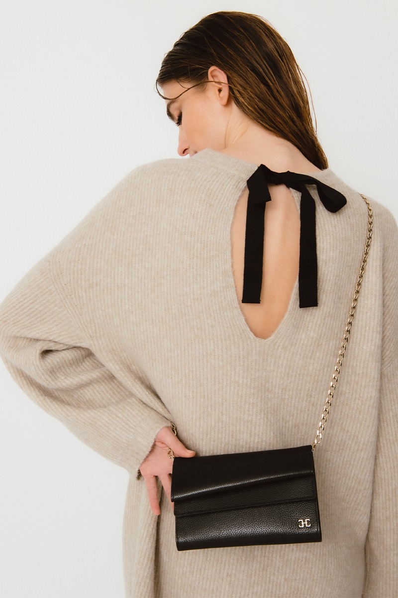 Bolso de piel negro marca HedenBrand, colección Drape Shoulder terracota