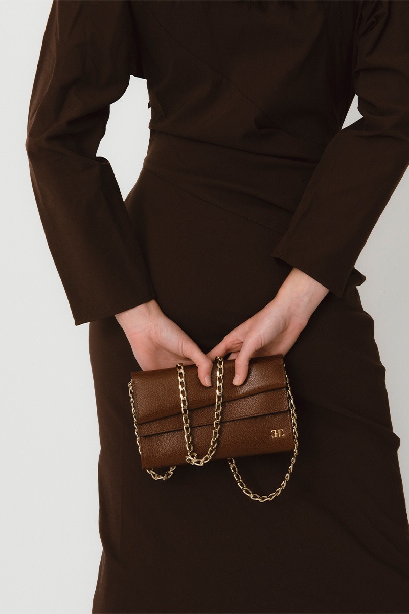 Drapé_Shoulder_RectangularMini_Brown_modelo Bolso de piel marrón marca HedenBrand, colección Drape Shoulder terracota