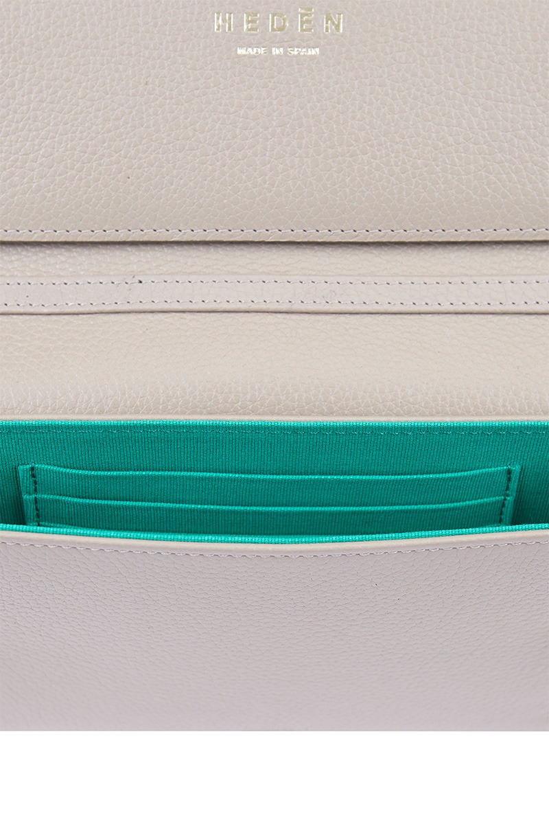 Bolso de piel gris marca HedenBrand, colección Drape Shoulder terracota