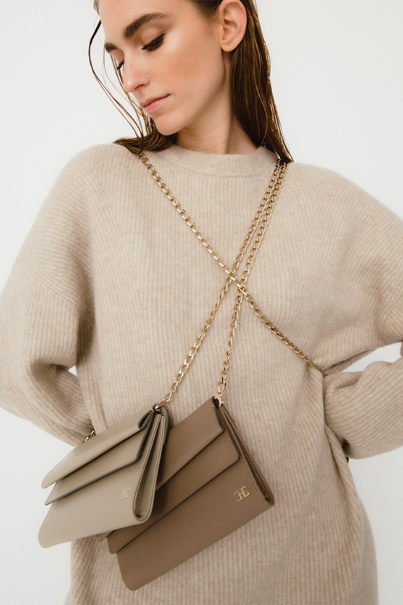 Drapé_Shoulder_RectangularMini_White_modelo Bolsos de piel gris y marrón marca HedenBrand, colección Drape Shoulder terracota
