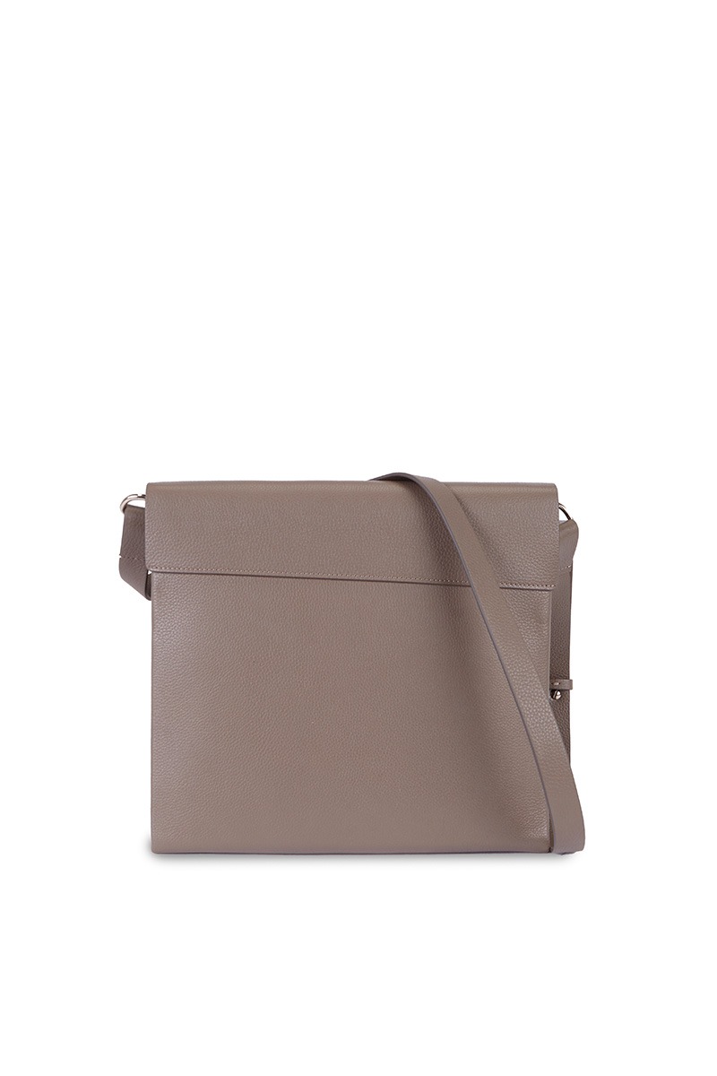 Bolso de piel topo marca HedenBrand, colección Drape Shoulder Square PM