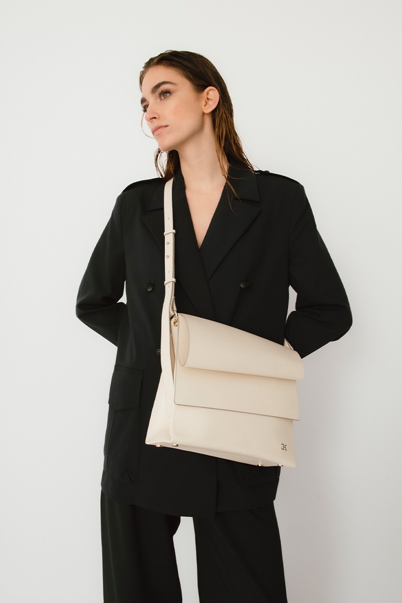 Mujer posando con Bolso de piel blanco marca HedenBrand, colección Drape Shoulder Square PM