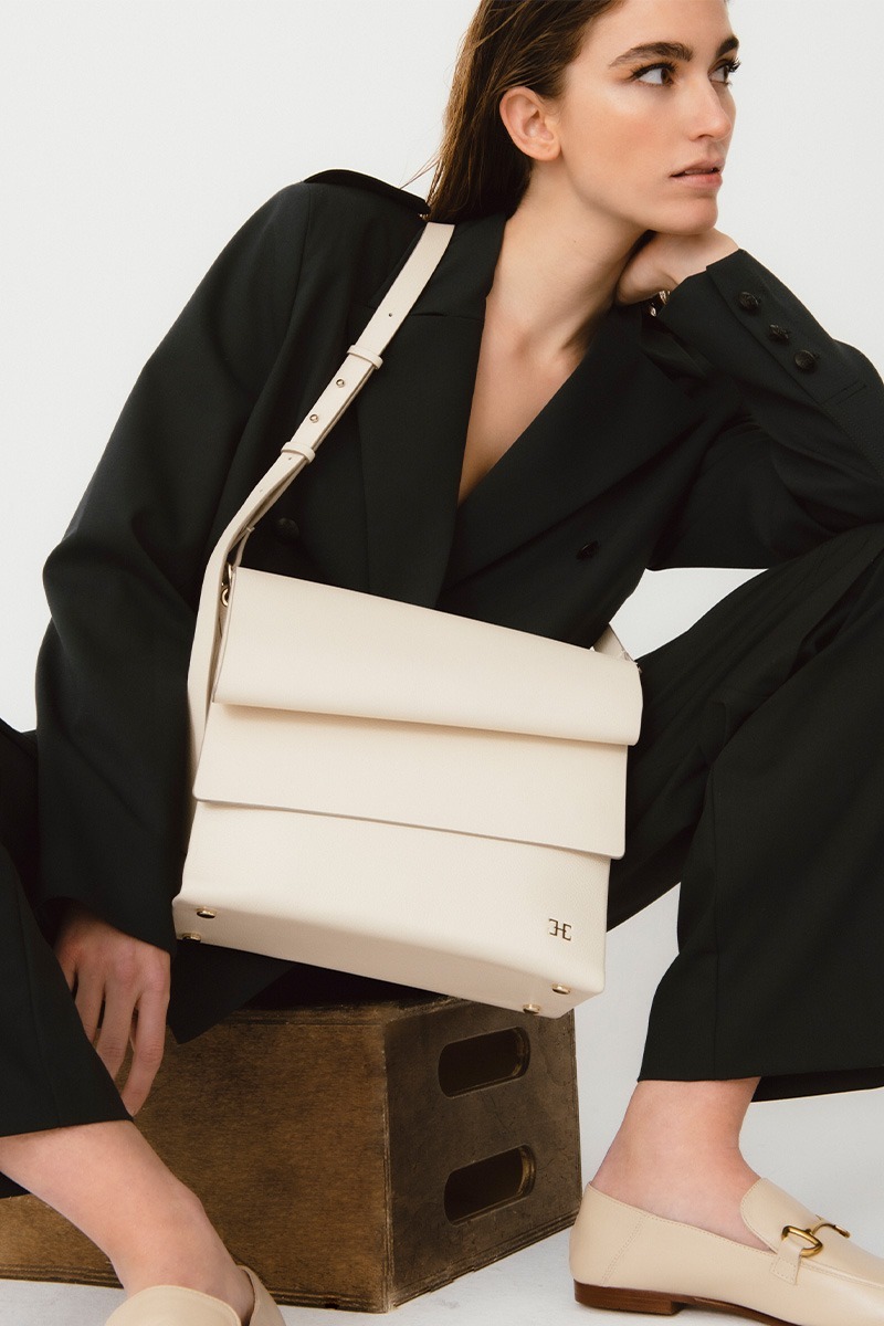 Drapé_Shoulder_RectangularGM_SQUARE_White_modelo Mujer posando con Bolso de piel blanco marca HedenBrand, colección Drape Shoulder Square PM