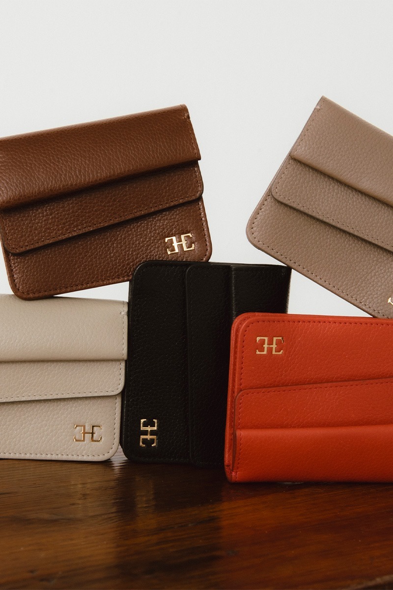 Drapé_Card_holder_square_terracota_modelo