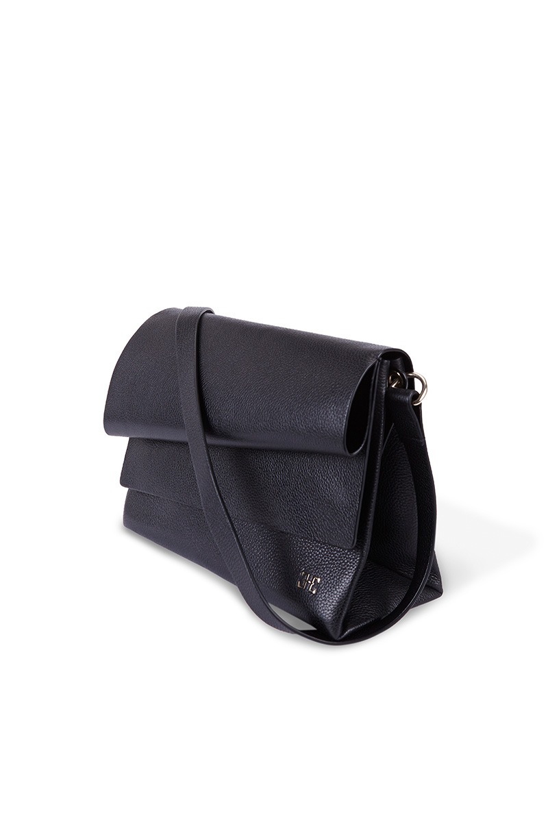 Drapé_Shoulder_RectangularGM_black_2 Bolso de piel negro marca HedenBrand, colección Drape Shoulder terracota