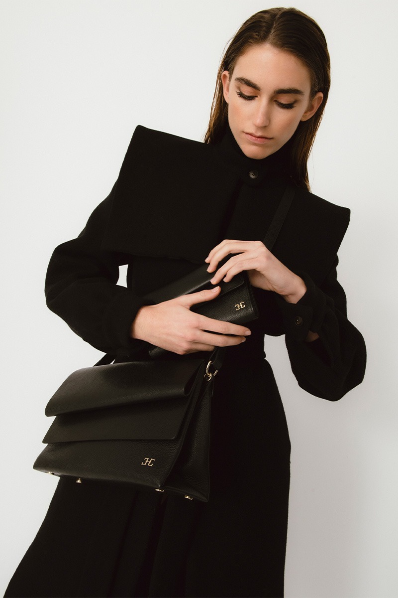 Drapé_Shoulder_RectangularGM_black_modelo Bolso de piel negro marca HedenBrand, colección Drape Shoulder terracota