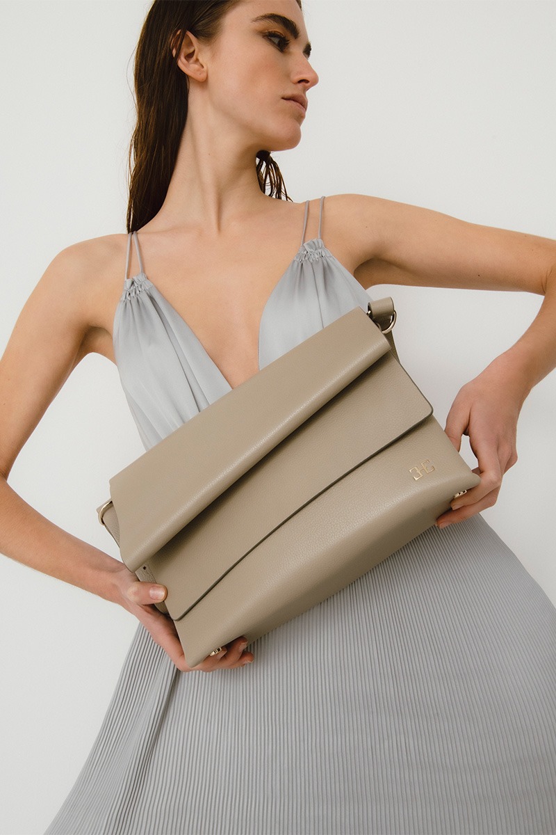 Bolso de piel gris marca HedenBrand, colección Drape Shoulder terracota