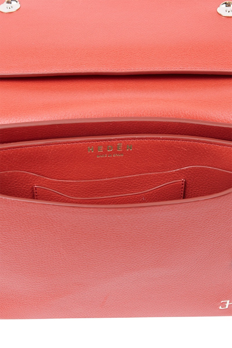 Drapé_Shoulder_RectangularMM_Terracota_4 Bolso de piel rojo marca HedenBrand, colección Drape Shoulder terracota