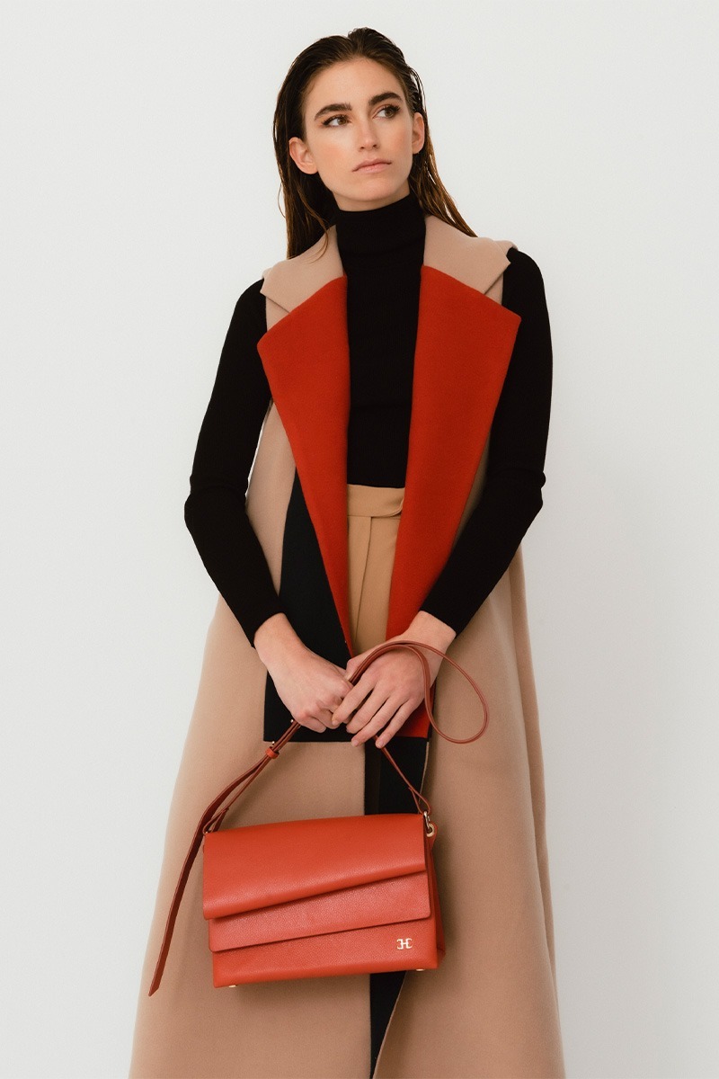 Drapé_Shoulder_RectangularMM_Terracota_modelo Bolso de piel rojo marca HedenBrand, colección Drape Shoulder terracota