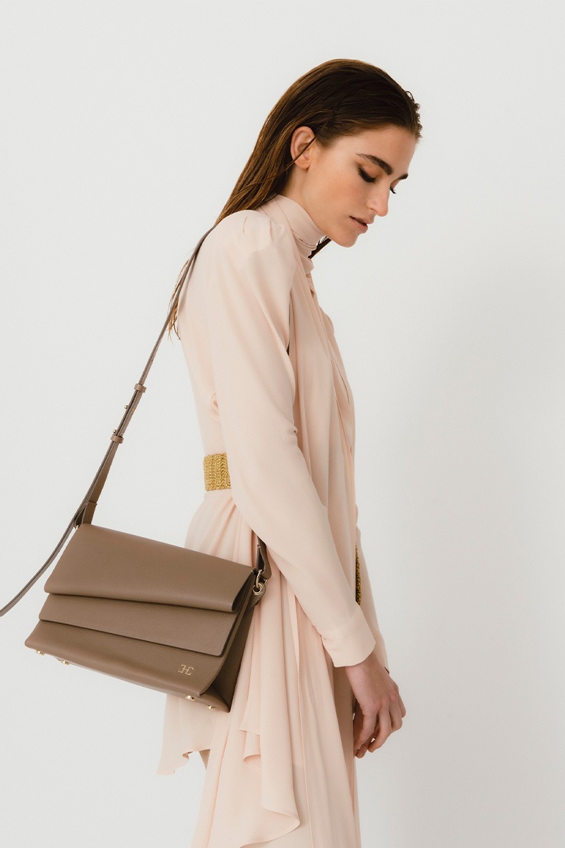 Drapé_Shoulder_RectangularMM_Topo_modelo Bolso de piel marrón marca HedenBrand, colección Drape Shoulder terracota