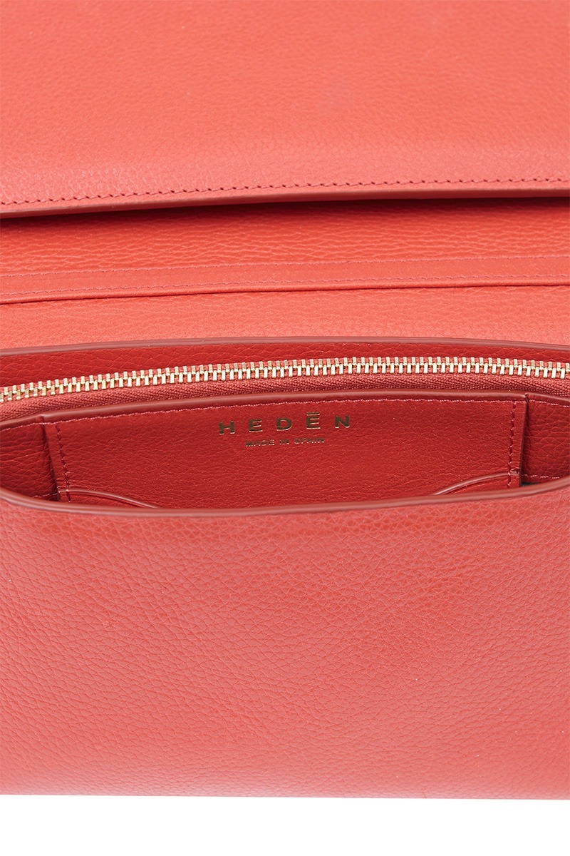 Drapé_Shoulder_RectangularPM_Terracota_4 Bolso de piel rojo marca HedenBrand, colección Drape Shoulder terracota