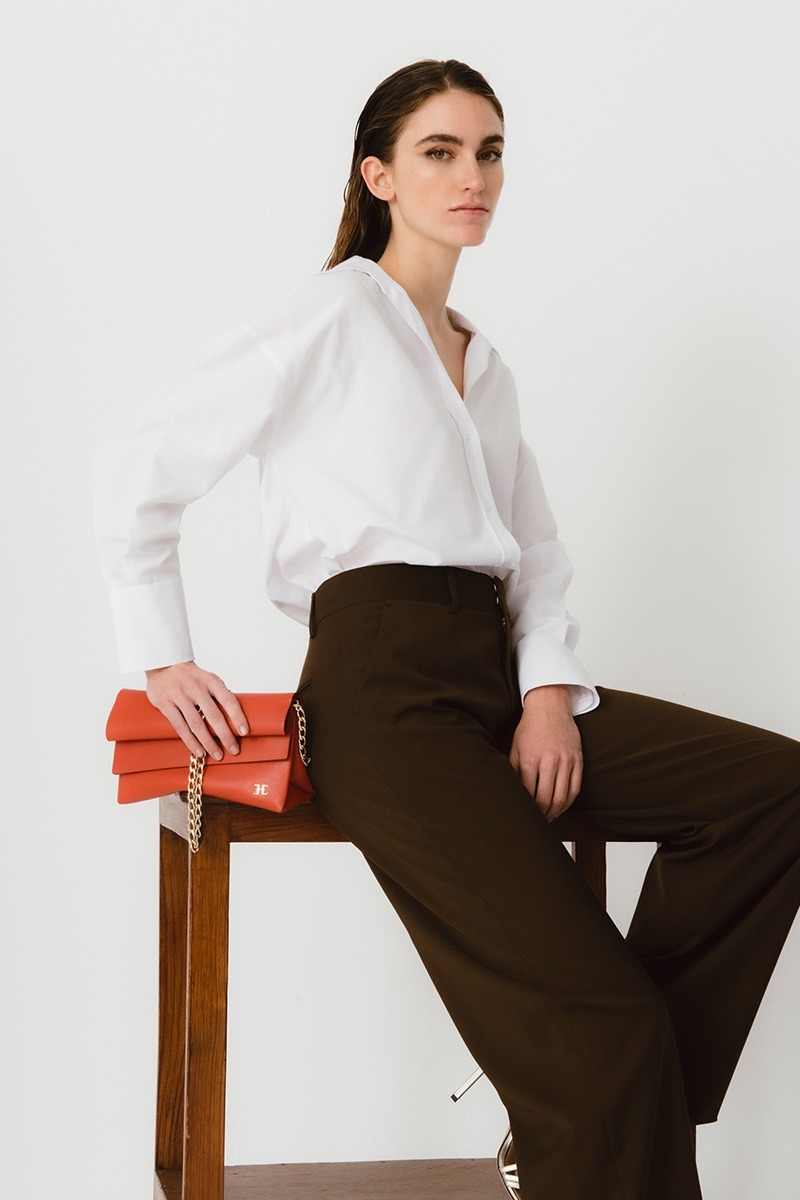 Drapé_Shoulder_RectangularPM_Terracota_modelo Bolso de piel rojo marca HedenBrand, colección Drape Shoulder terracota