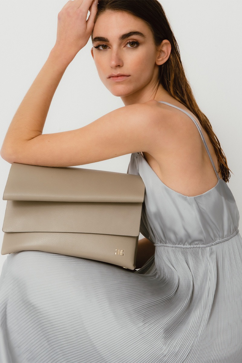Drapé_Shoulder_RectangularGM_brown_modelo Bolso de piel marrón marca HedenBrand, colección Drape Shoulder terracota