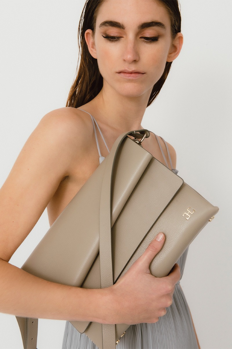 Drapé_Shoulder_RectangularGM_terracota_modelo Bolso de piel gris marca HedenBrand, colección Drape Shoulder terracota