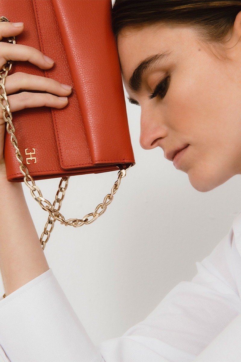 Drapé_Shoulder_RectangularPM_White_modelo Bolso de piel rojo marca HedenBrand, colección Drape Shoulder terracota