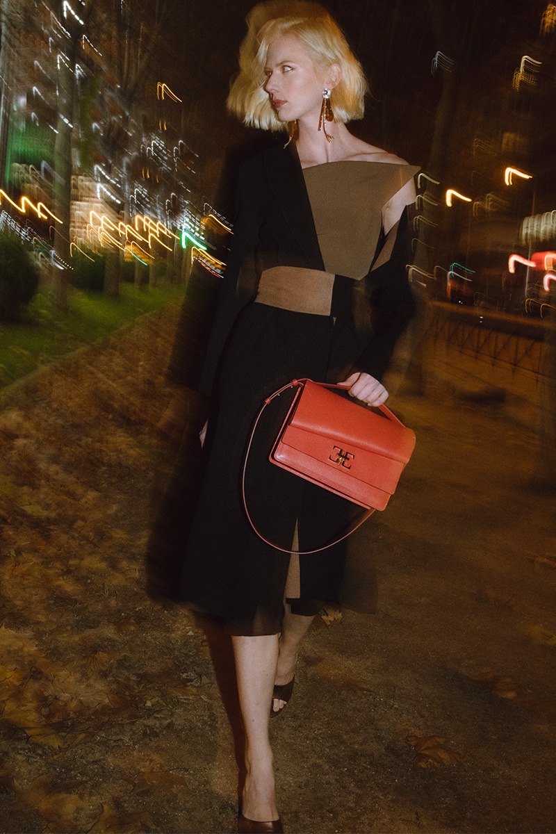 Drapé_Click_terracota_modelo Mujer posando con Bolso de piel rojo marca HedenBrand, colección Drape Click terracota