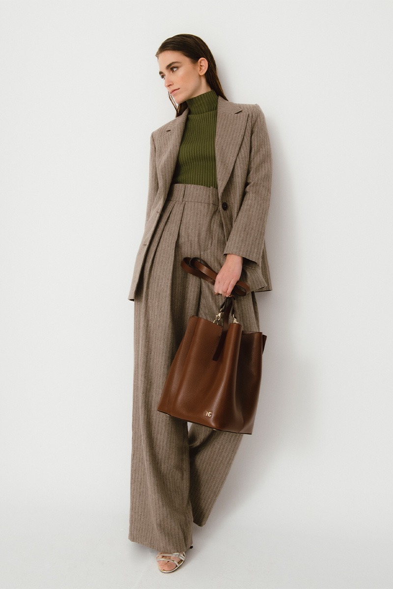 Drapé_Bucket_GM_taupe_modelo