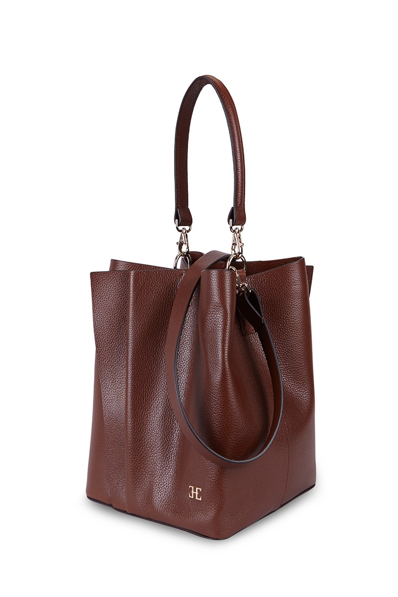 Bolso de piel marrón marca Heden modelo Bucket terracota MM, colección Drape