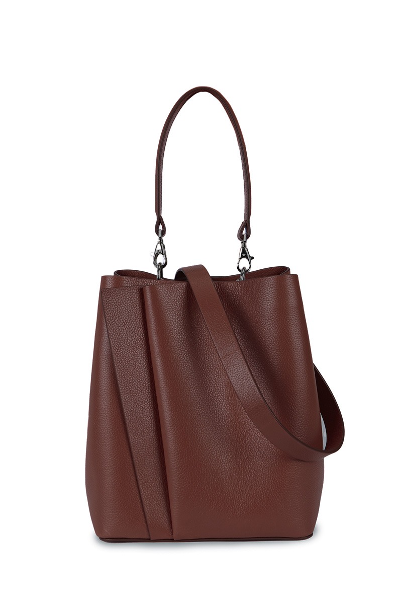 Bolso de piel marrón marca Heden modelo Bucket terracota MM, colección Drape