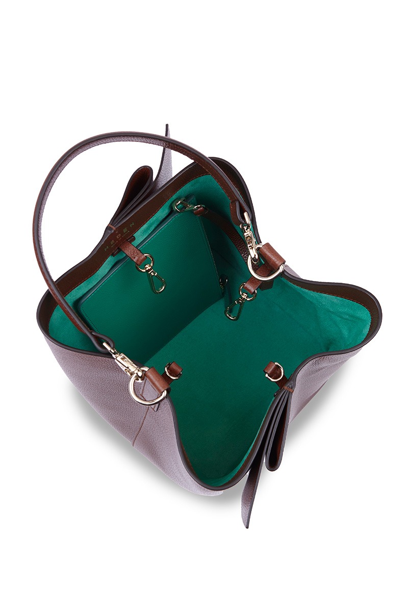 Bolso de piel marrón marca Heden modelo Bucket terracota MM, colección Drape