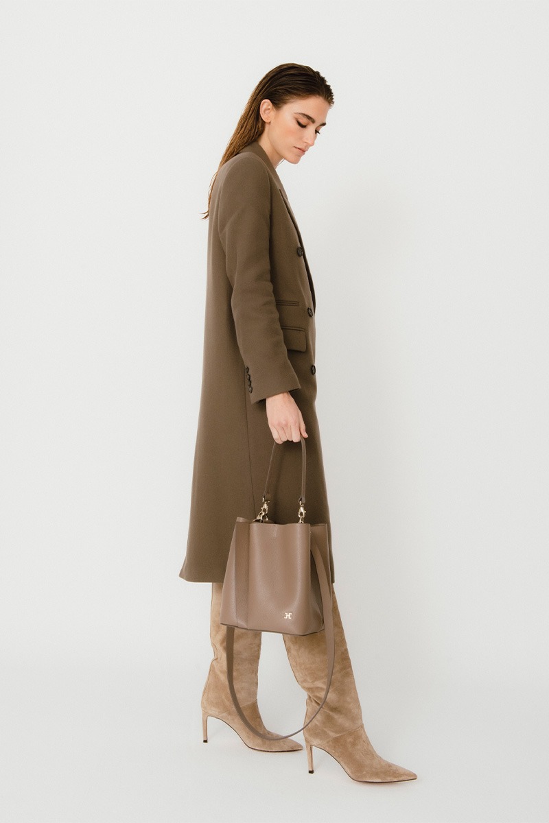 Bolso de piel marrón marca Heden modelo Bucket terracota MM, colección Drape