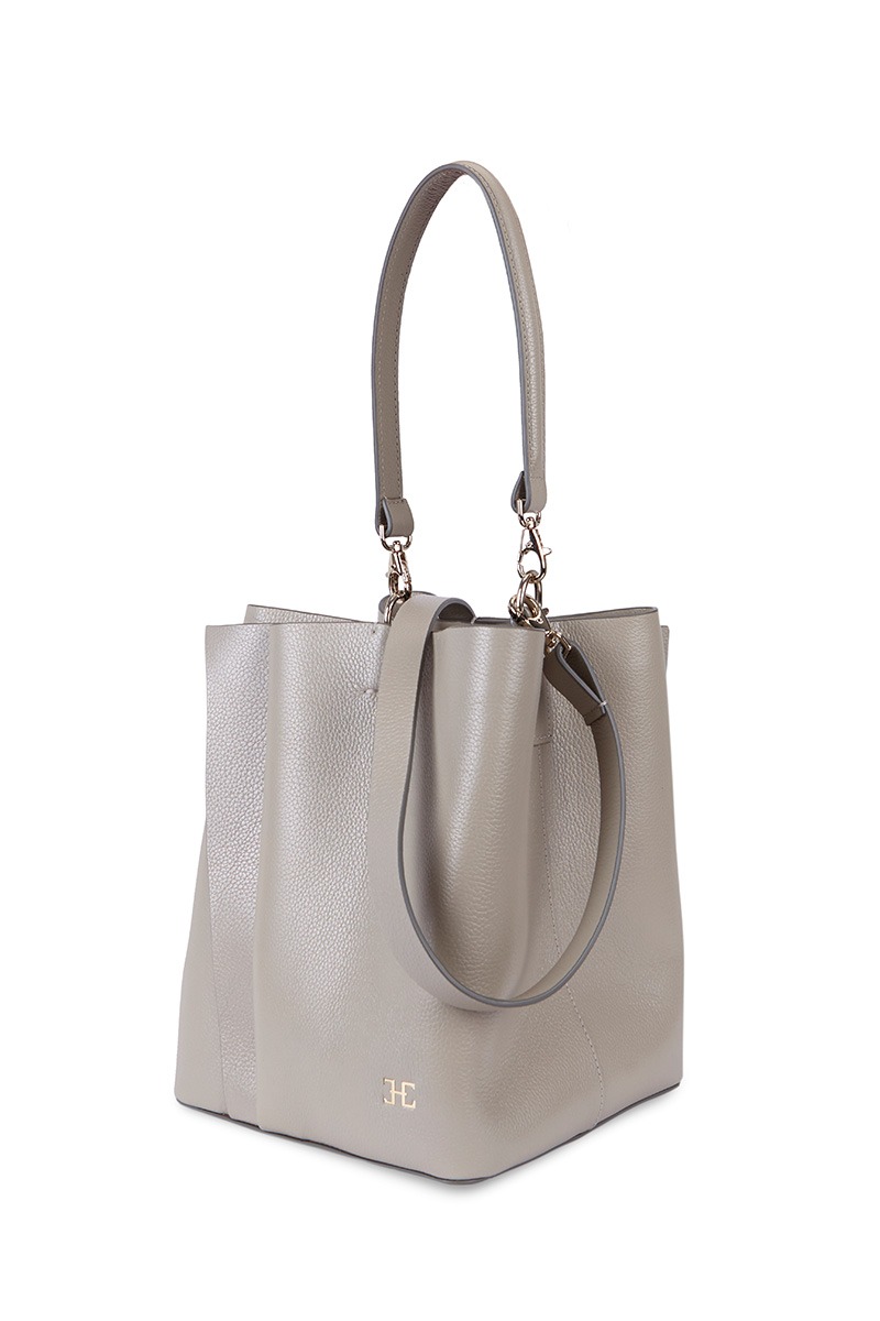 Bolso de piel gris marca Heden modelo Bucket terracota MM, colección Drape