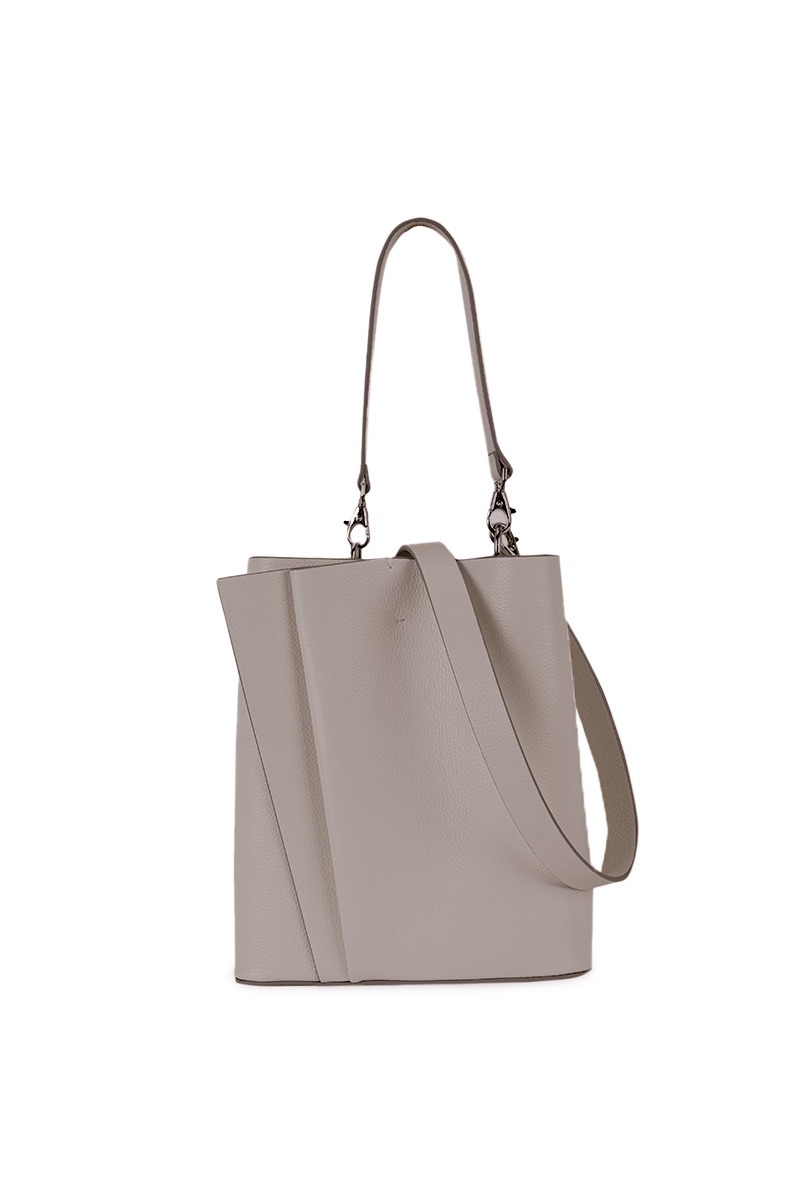 Bolso de piel gris marca Heden modelo Bucket terracota MM, colección Drape
