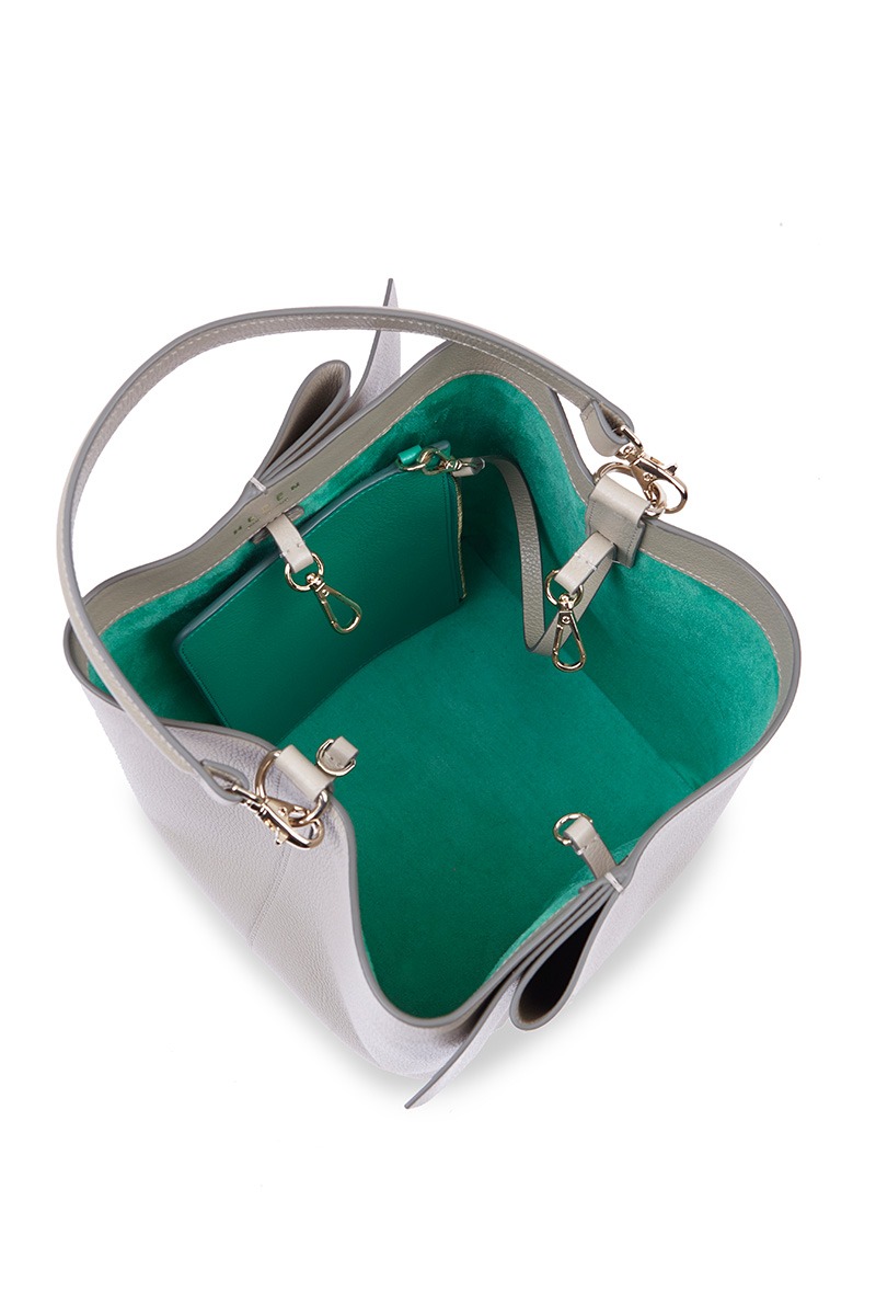 Bolso de piel gris marca Heden modelo Bucket terracota MM, colección Drape