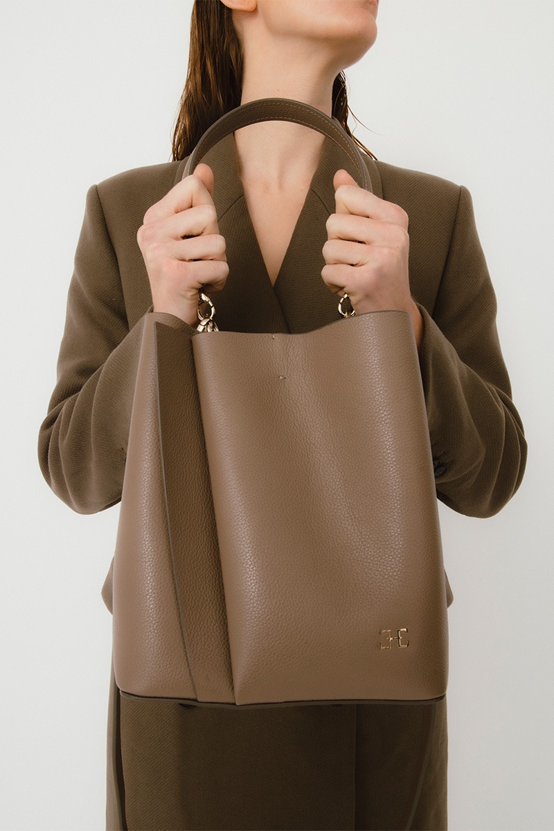 Bolso de piel marrón marca Heden modelo Bucket terracota MM, colección Drape