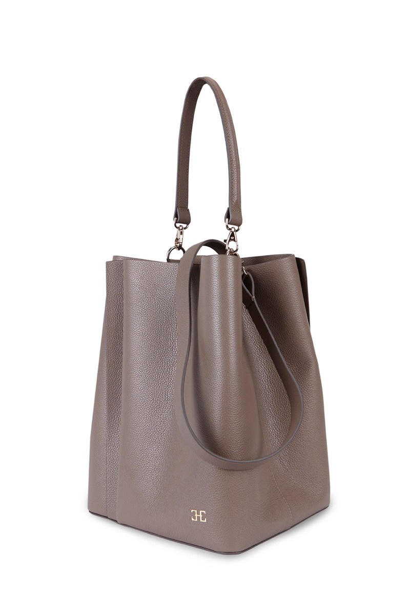 Bolso de piel taupe marca Heden modelo Bucket terracota MM, colección Drape