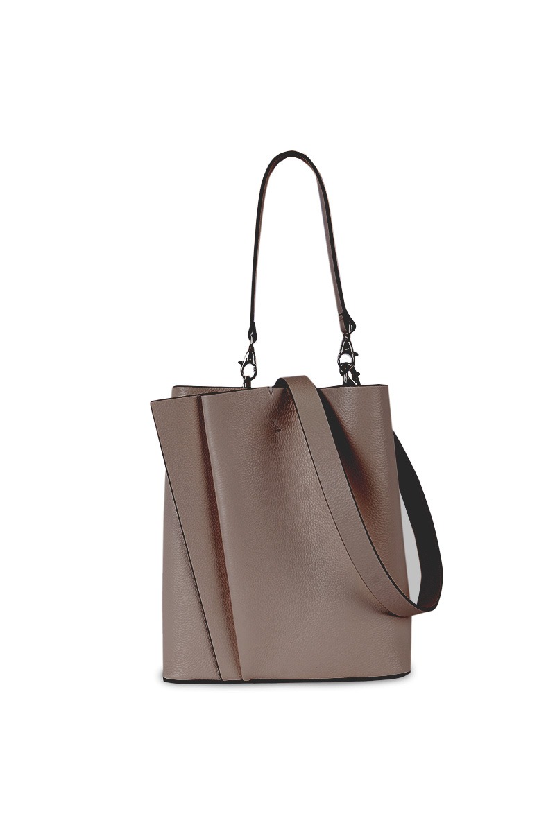 Bolso de piel taupe marca Heden modelo Bucket terracota MM, colección Drape