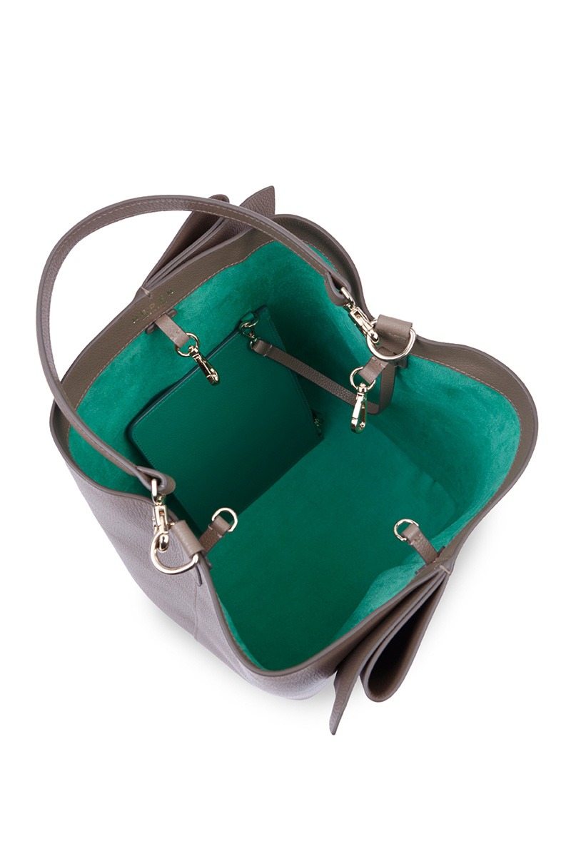 Bolso de piel taupe marca Heden modelo Bucket terracota MM, colección Drape