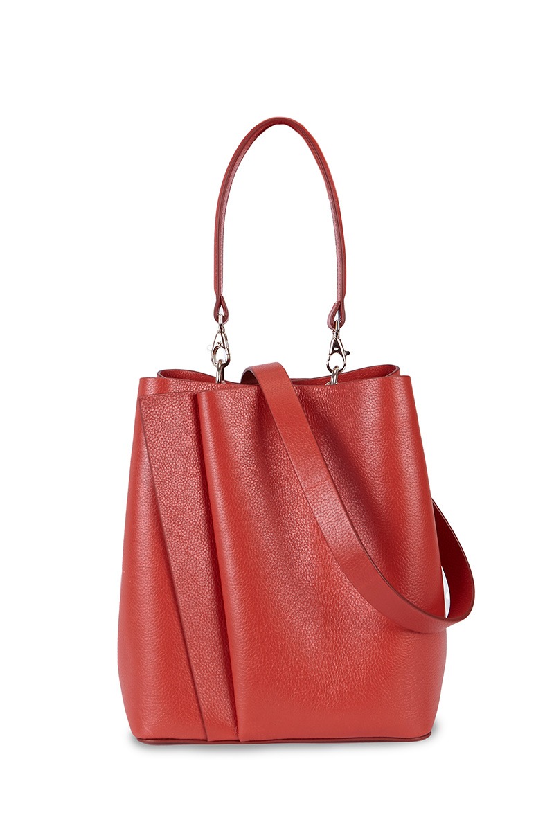 Drapé_Bucket_MM_terracota_3 Bolso de piel rojo marca Heden modelo Bucket terracota MM, colección Drape