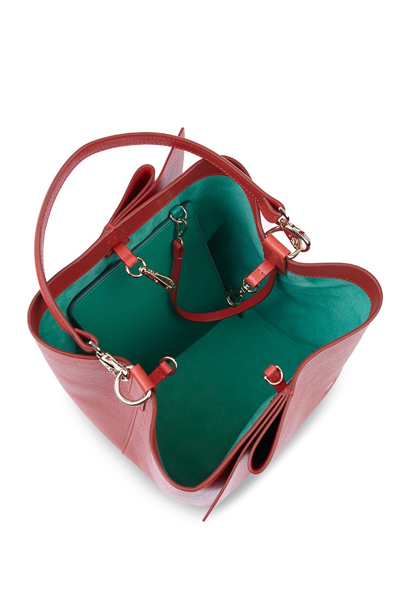 Drapé_Bucket_MM_terracota_4 Bolso de piel rojo marca Heden modelo Bucket terracota MM, colección Drape