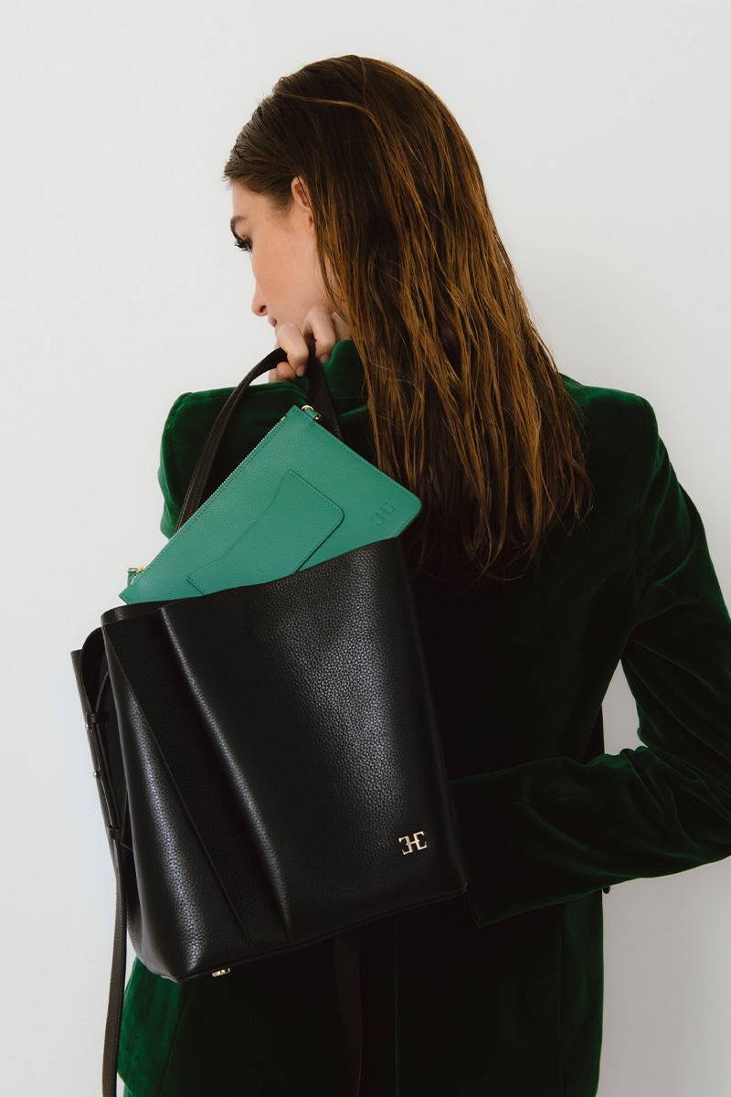 Drapé_Bucket_MM_terracota_modelo Bolso de piel negro marca Heden modelo Bucket terracota MM, colección Drape