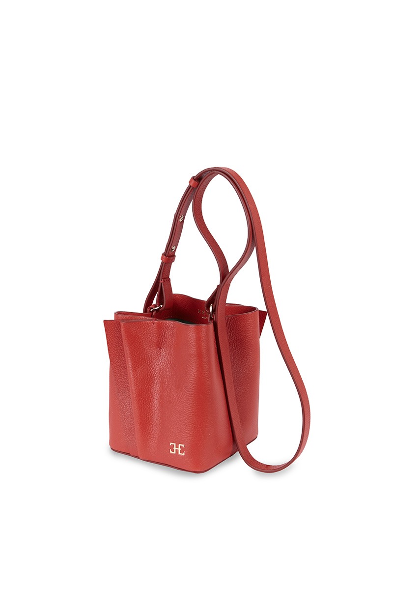 Drapé_Bucket_Mini_2 Bolso de piel rojo marca Heden modelo Bucket mini, colección Drape