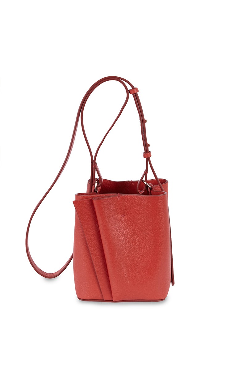 Drapé_Bucket_Mini_3 Bolso de piel rojo marca Heden modelo Bucket mini, colección Drape