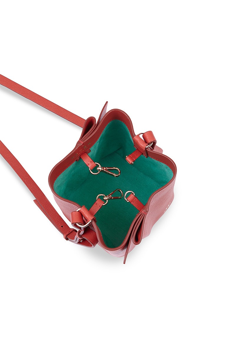 Drapé_Bucket_Mini_4 Bolso de piel rojo marca Heden modelo Bucket mini, colección Drape