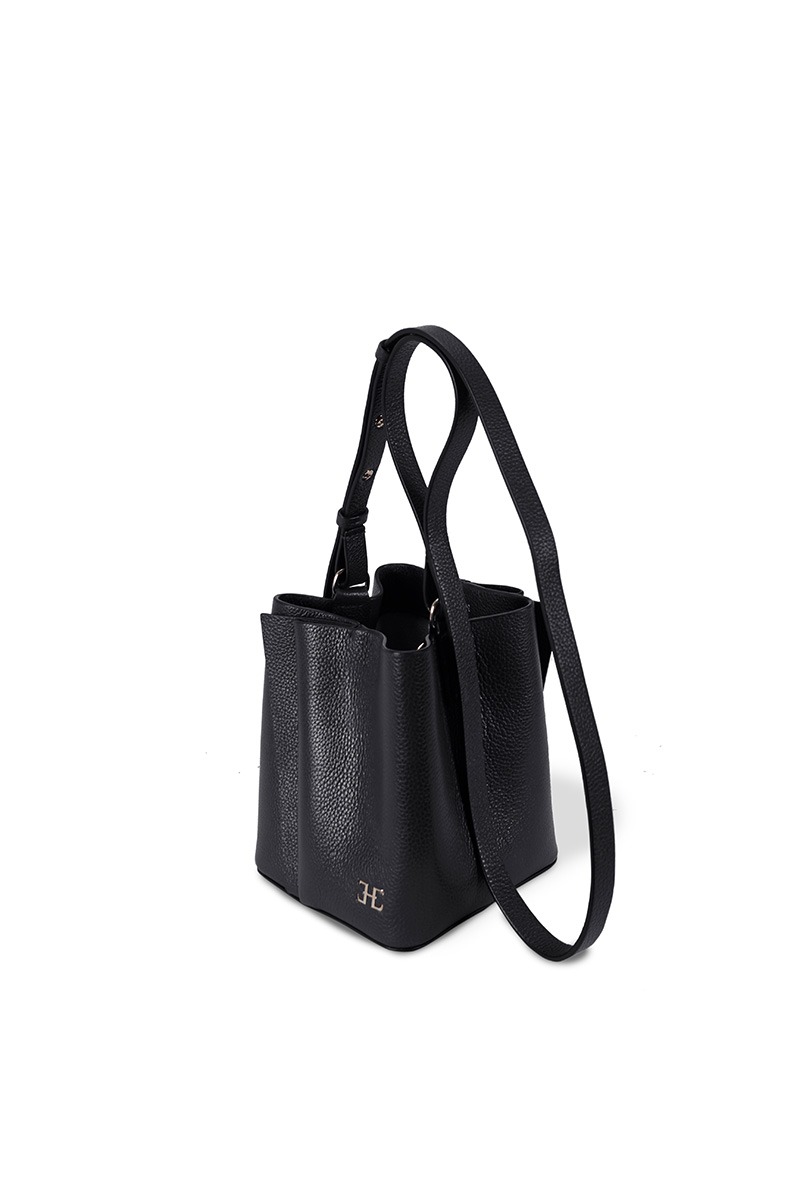 Drapé_Bucket_Mini_black_2 Bolso de piel negro marca Heden modelo Bucket mini, colección Drape