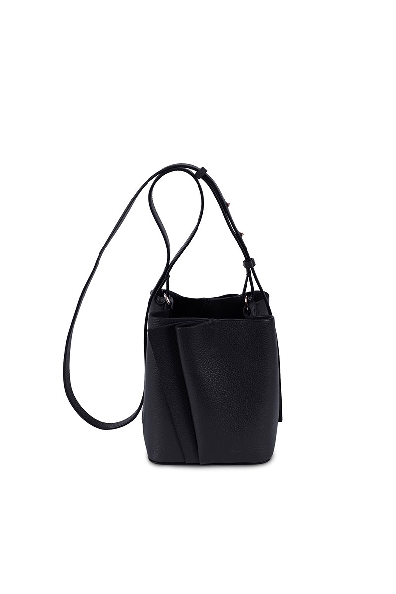 Drapé_Bucket_Mini_black_3 Bolso de piel negro marca Heden modelo Bucket mini, colección Drape