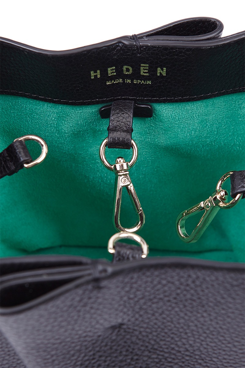Drapé_Bucket_Mini_black_4 Bolso de piel negro marca Heden modelo Bucket mini, colección Drape