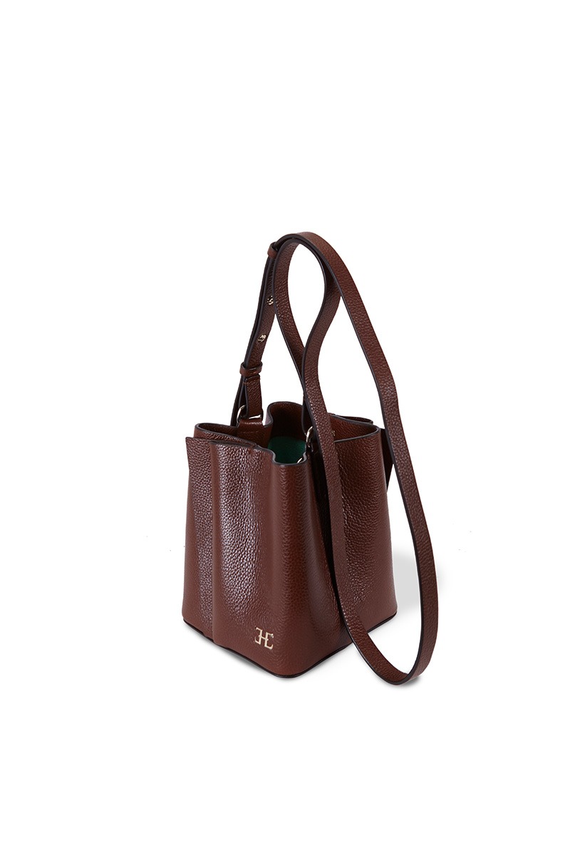 Drapé_Bucket_Mini_brown_2 Bolso de piel marrón marca Heden modelo Bucket mini, colección Drape