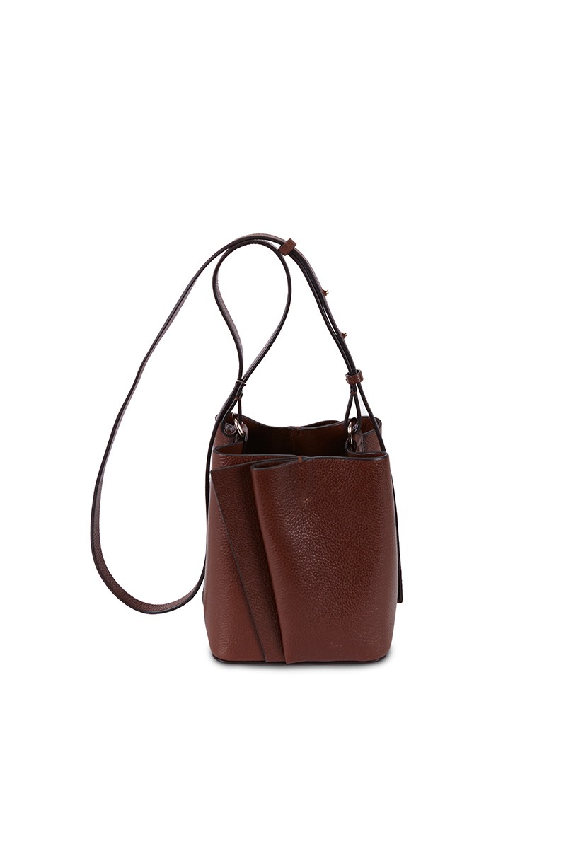 Drapé_Bucket_Mini_brown_3 Bolso de piel marrón marca Heden modelo Bucket mini, colección Drape