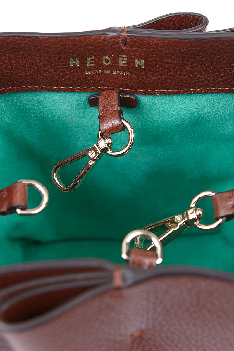 Drapé_Bucket_Mini_brown_4 Bolso de piel marrón marca Heden modelo Bucket mini, colección Drape