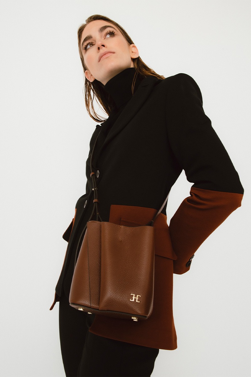 Drapé_Bucket_Mini_brown_modelo Bolso de piel marrón marca Heden modelo Bucket mini, colección Drape