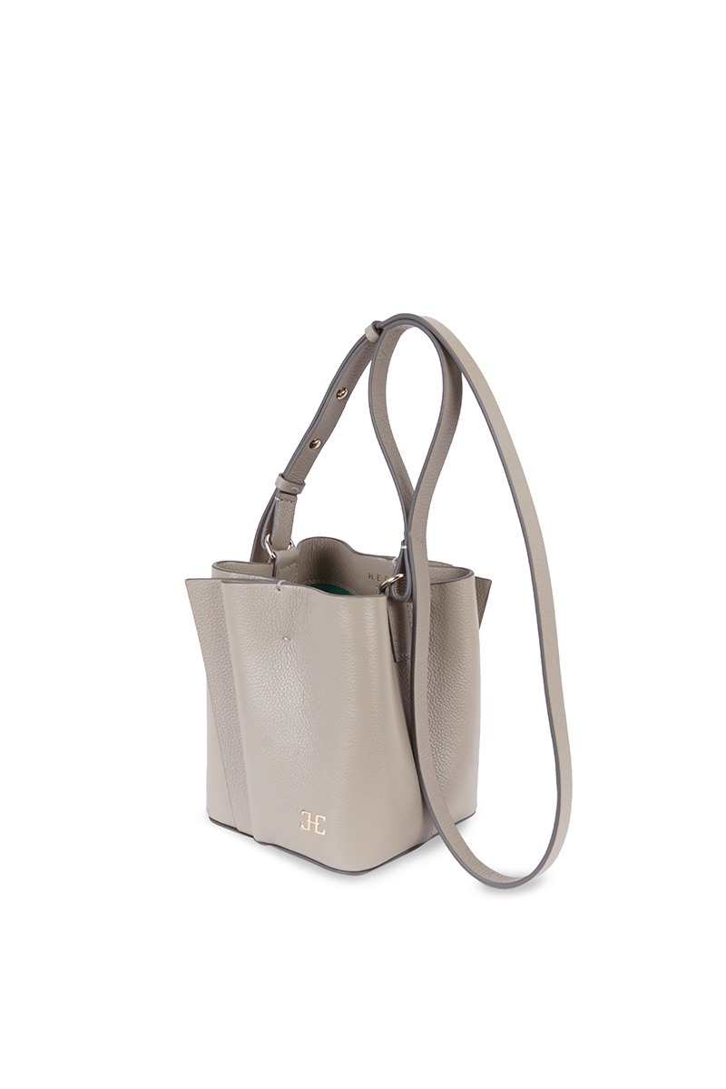 Bolso de piel gris marca Heden modelo Bucket mini, colección Drape