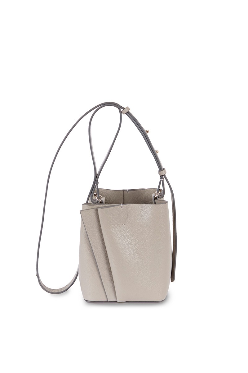 Bolso de piel gris marca Heden modelo Bucket mini, colección Drape