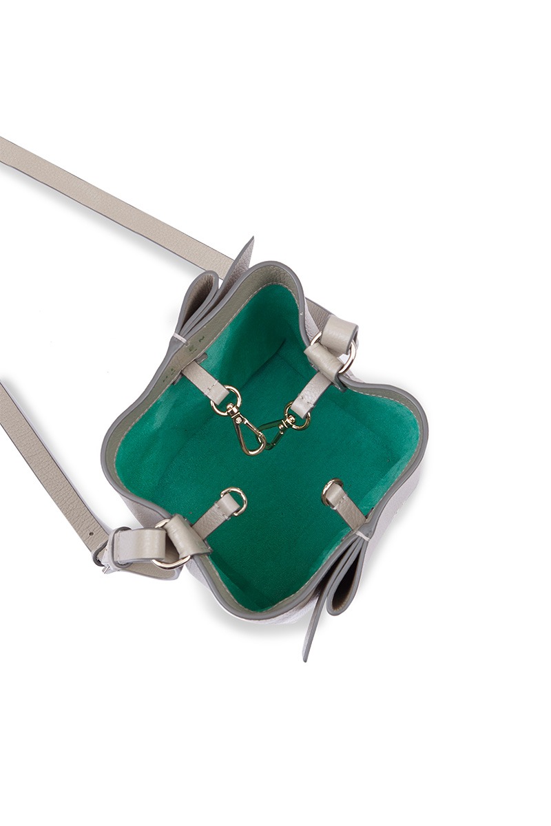 Bolso de piel gris marca Heden modelo Bucket mini, colección Drape