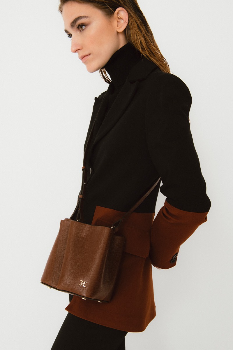Bolso de piel marrón marca Heden modelo Bucket mini, colección Drape